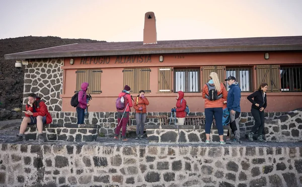 Tenerife España Mayo 2019 Excursionistas Frente Refugio Montaña Altavista Atardecer —  Fotos de Stock