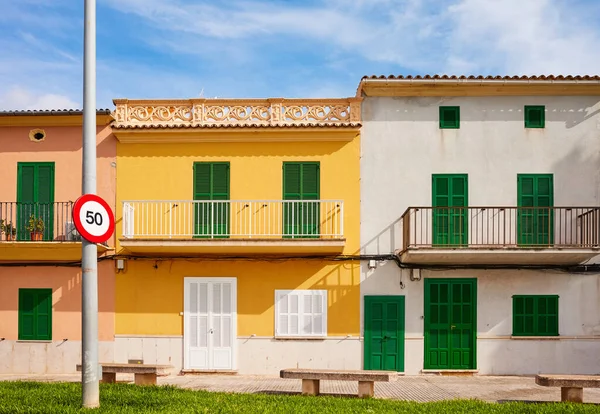 Edifícios Antigos Com Persianas Madeira Por Uma Rua Alcudia Maiorca — Fotografia de Stock