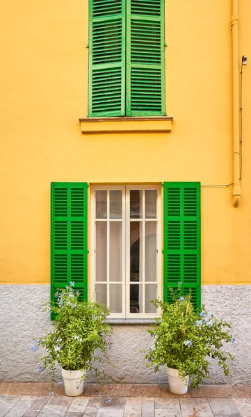 Grüne Holzläden Einer Gelben Wand Einer Schmalen Straße Alcudia Mallorca — Stockfoto