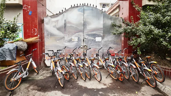 Chengdu Chiny Września 2017 Rowery Miejskie Zaparkowane Przy Bramie — Zdjęcie stockowe