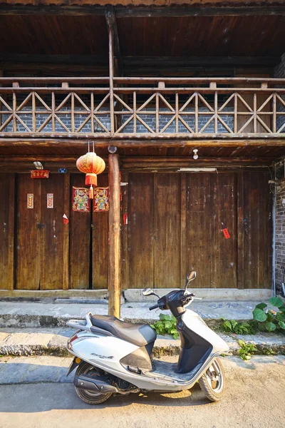 Xingping China September 2017 Motorroller Vor Einem Holzhaus Der Altstadt — Stockfoto