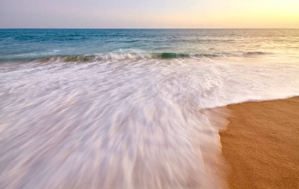 Rörelse Suddig Våg Sandstrand Vid Solnedgången — Stockfoto