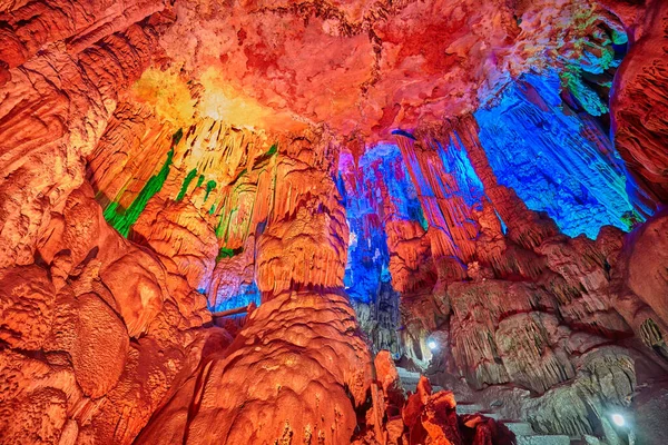 Jaskinia Flet Trzcinowy Naturalna Jaskinia Wapienna Kolorowym Oświetleniem Guilin Guangxi — Zdjęcie stockowe