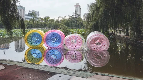 雨天在公园里散步的水球 复古色彩调色图片 — 图库照片