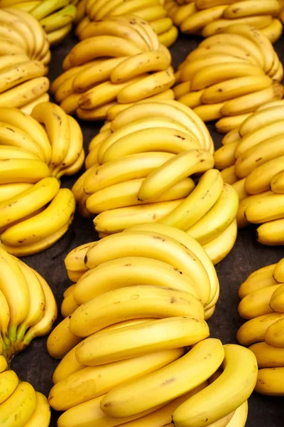 Φυσικές Ώριμες Δέσμες Μπανάνας Μια Τοπική Αγορά Επιλεκτική Εστίαση — Φωτογραφία Αρχείου