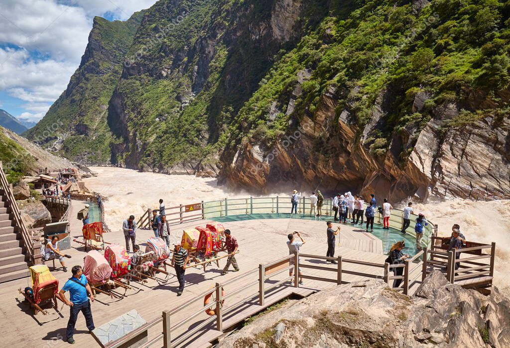 Jizha, China 24 de septiembre de 2017 Gente en el mirador de Tiger