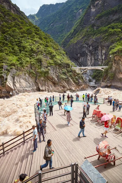 Jizha China September 2017 People Tiger Leaping Gorge Rough Waters — Stock Photo, Image