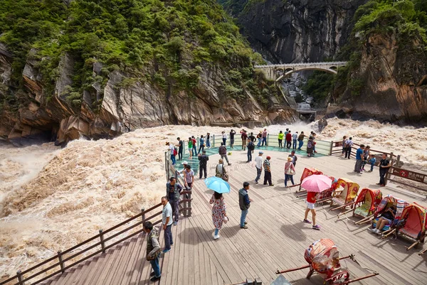 Jizha China September 2017 Mensen Bij Tiger Leaping Gorge Ruwe — Stockfoto