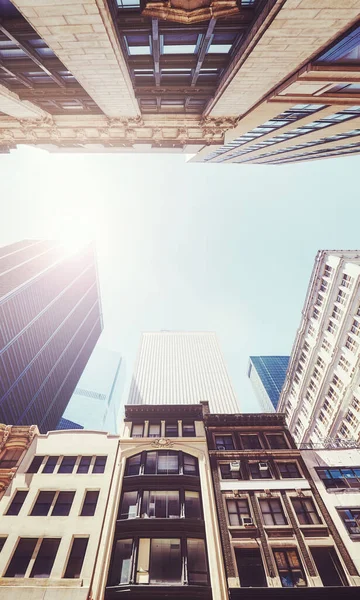 Mirando Hacia Arriba Nueva York Diversos Edificios Contra Sol Tonificación — Foto de Stock