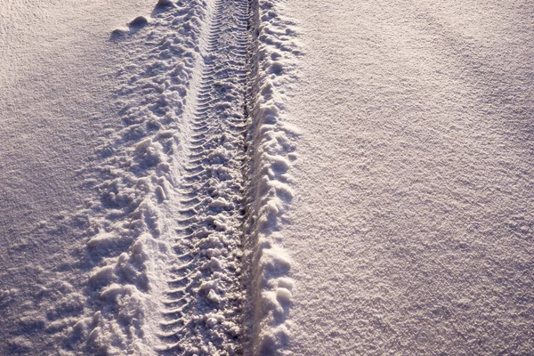 Rastro Una Rueda Coche Nieve Temporada Invierno — Foto de Stock