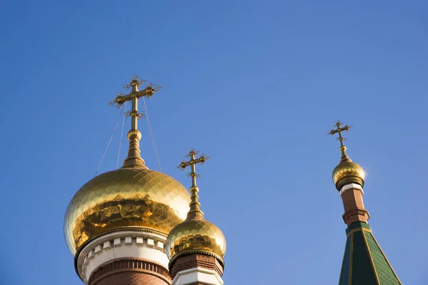Tre Cupole Della Chiesa Ortodossa Contro Cielo Blu Architettura Religiosa — Foto Stock