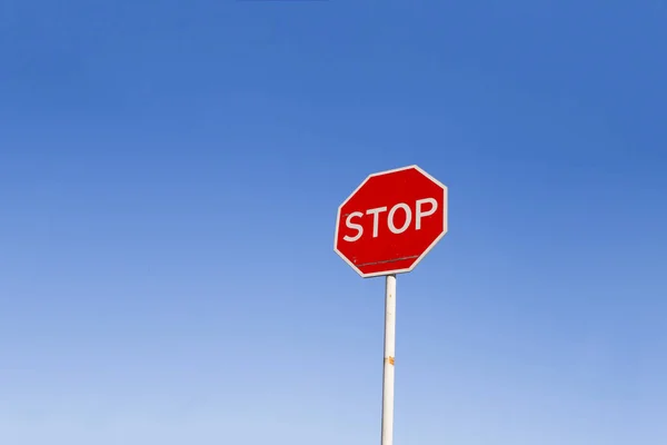 Pare Assinar Contra Céu Azul Aviso Perigo — Fotografia de Stock