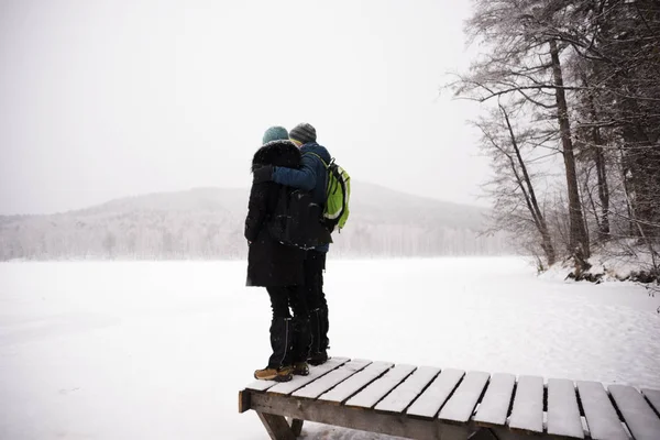 在雪山的背景下 一对带着背包的游客 户外活动 — 图库照片