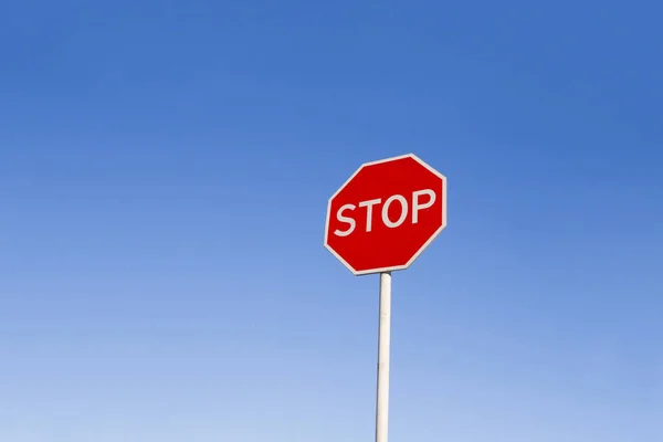 Stop Teken Tegen Blauwe Lucht — Stockfoto