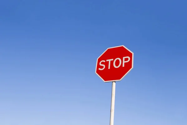 Señal Stop Contra Cielo Azul — Foto de Stock