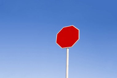 Mavi gökyüzüne karşı kırmızı bir yasaklama işareti. Uyarı.