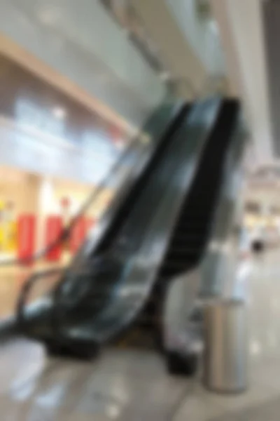 超级市场自动扶梯的背景模糊不清 — 图库照片