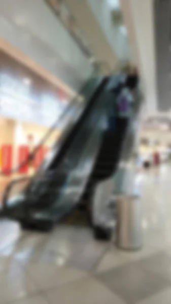 超市自动扶梯的背景模糊不清 — 图库照片