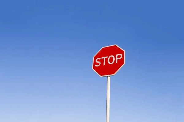 Señal Stop Contra Cielo Azul — Foto de Stock