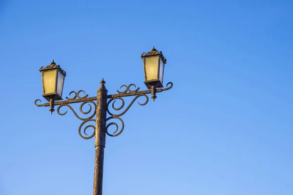 Mavi Gökyüzüne Karşı Iki Sokak Lambası — Stok fotoğraf