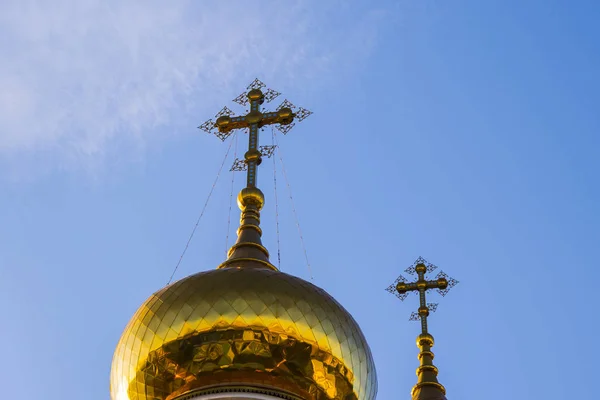 Dômes Avec Croix Église Orthodoxe Contre Ciel Bleu — Photo