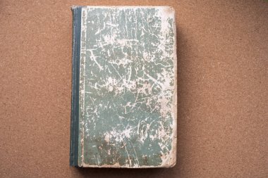 Yaşlanma ve yıpranma izleri olan eski bir kitap. muhasebe.
