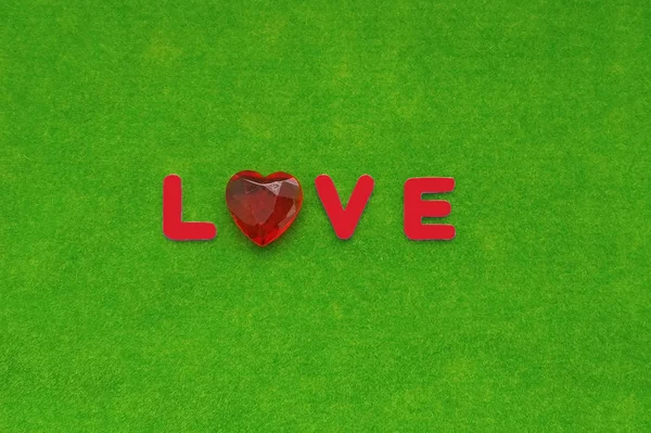 Slovo Láska Tvarem Srdce Zeleném Pozadí Valentýn — Stock fotografie
