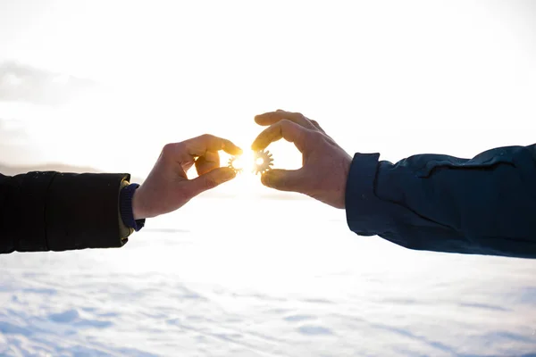 Two Gears Hands People Background Winter Nature — Stock Photo, Image