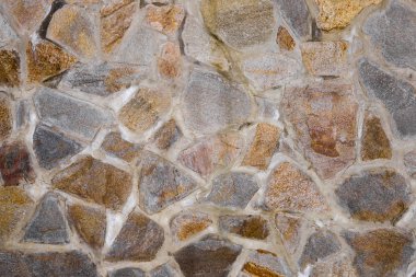 Duvarın dokusu granit taşlardan yapılmış. İnşaat, dekorasyon.