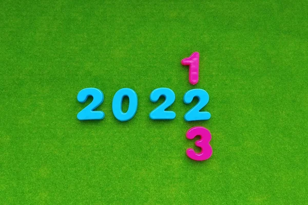 2022 Números Sobre Fundo Verde Alterar Ano Civil Ano Novo — Fotografia de Stock