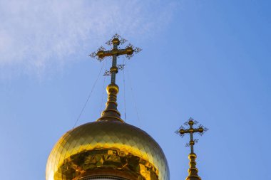 Mavi gökyüzüne karşı Ortodoks Kilisesi'nin kubbe.