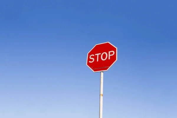 Зупинити Знак Блакитному Небі Попередження Про Небезпеку Дорожній Знак — стокове фото