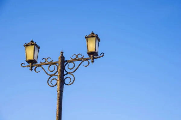 Dos Farolas Contra Cielo Azul — Foto de Stock