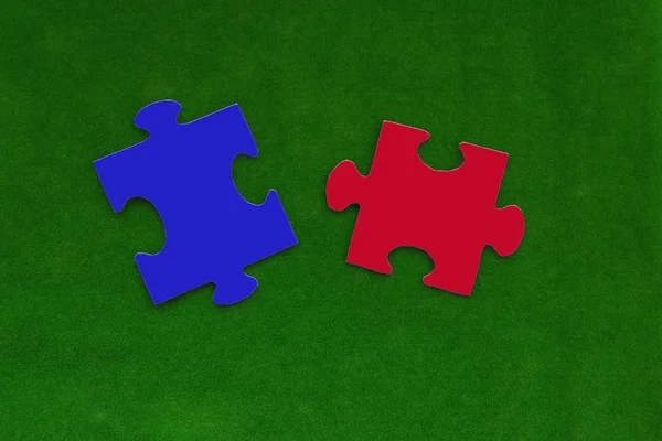 緑の背景に青と赤のパズル 部品だビジネス交流 — ストック写真
