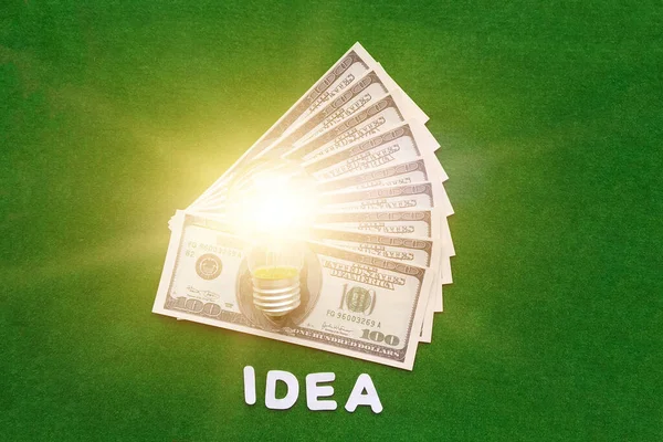 Żarówka Elektryczna Banknoty Dolarowe Zielonym Tle Pomysł Biznes Myślenie — Zdjęcie stockowe