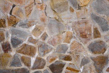 Duvarın dokusu granit taşlardan yapılmış. İnşaat, dekorasyon.