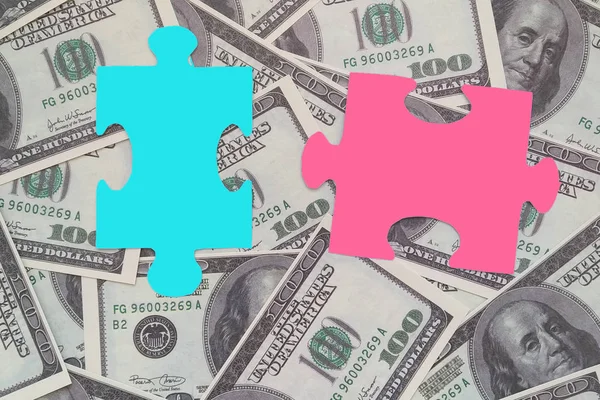 Twee Stukjes Van Puzzel Tegen Achtergrond Van Amerikaanse Dollarbiljetten Zaken — Stockfoto