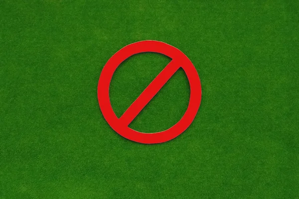 绿色背景上的禁止牌 被禁止的 — 图库照片
