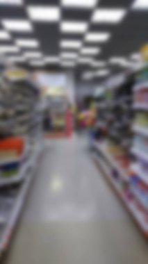 Bulanık arka plan süpermarketin pencereleri. Piyasa, satış..