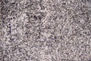 Duvarın betondan yapılmış bir kısmının dokusu ve küçük bir taş kırıntısı. Yapı, mimari.