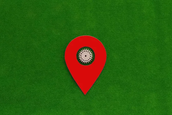 Rotes Navigationsschild Mit Einem Hölzernen Getriebe Auf Grünem Hintergrund Standort — Stockfoto