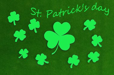 Yonca yeşil arka planda bırakır. Aziz Patrick Günü. Yapraklar bir İrlanda tatilidir. 17 Mart. Gelenekler.