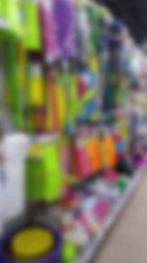 Dükkan penceresinin arka planı bulanık. Süpermarket, satış.