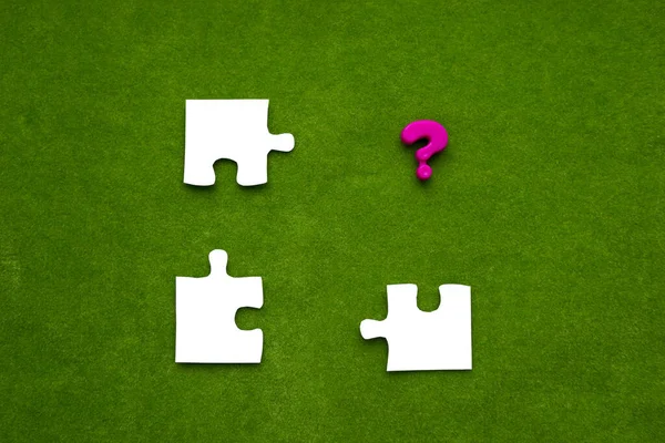 3つのパズルピース 緑の背景に疑問符 論理的思考 ビジネスのアイデア — ストック写真