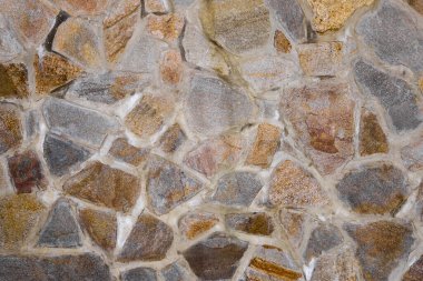 Duvarın dokusu granit taşlardan yapılmış. İnşaat, dekorasyon.