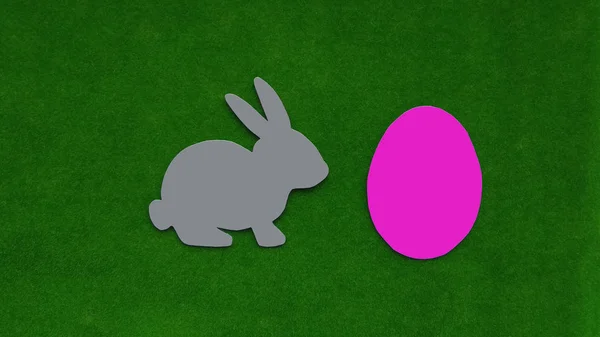 灰色のウサギのシルエット 緑の背景に卵 イースターの宗教的な休日 — ストック写真