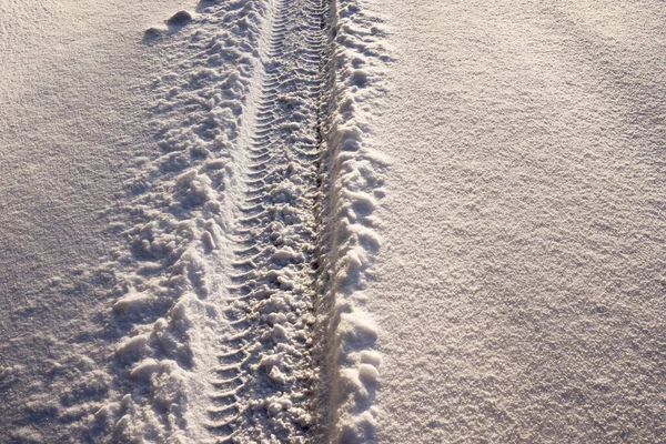 Pista Uma Roda Carro Neve Estrada Coberta Neve — Fotografia de Stock