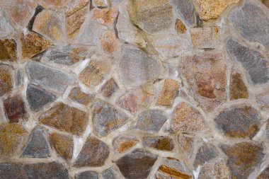 Duvarın dokusu granit taşlardan yapılmış. İnşaat, dekorasyon.