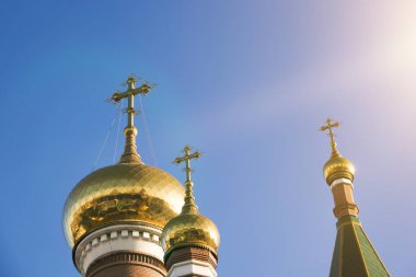 Mavi gökyüzüne karşı Ortodoks Kilisesi 'nin üç kubbesi. Din, geleneksel mimari.