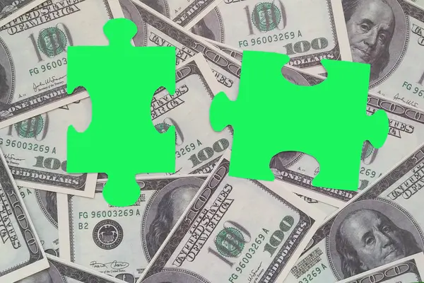 Twee Groene Puzzelstukjes Achtergrond Van Amerikaanse Dollarbiljetten Zaken Financiën Contant — Stockfoto